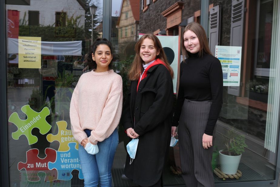 Unsere neuen Schulsprecherinnen (von links nach rechts): Ilayda Yürekli (Schulsprecherin), Charlotte Loll (Vertreterin), Olivia Selcuk (Vertreterin)
